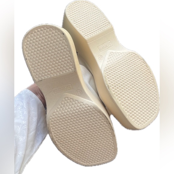 White Platform Y2K Sandals - Picture 2 of 2